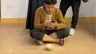 Bạn đang nhìn gì thế? Tôi đang nói về bạn đấy.