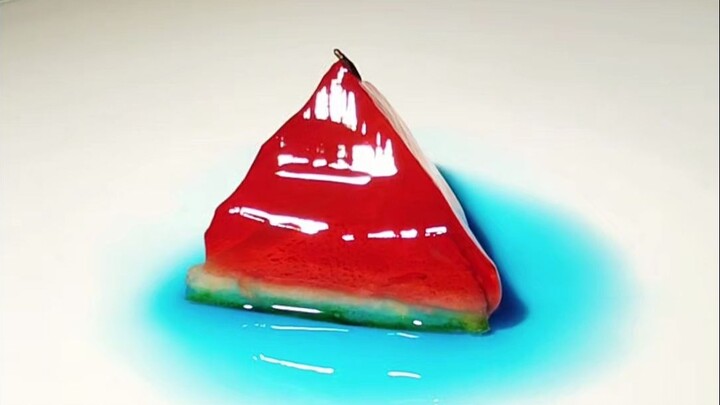 هل أكل البطيخ بهذه الطريقة يروي العطش أكثر؟