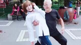 ใส่ชุดผู้หญิงเซ็กซี่ไปสวนสาธารณะหาคุณลุงสนุกด้วยกัน…｜สาวหล่อ ฮานีจิ่ว