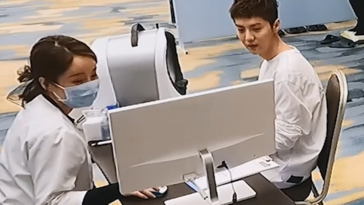 As soon as the female health-check nurse saw Lu Han, her whole demeanor changed.