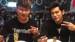 “小伙追杰伦16年被质疑盲目追星，杰伦请他吃饭并合照”