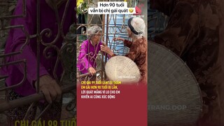 Chị gái 99 tuổi lặn lội thăm em gái hơn 90 tuổi bị lẫn, lời quát mắng vì lo khiến ai cũng xúc động