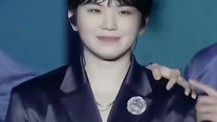 Woozi: Mình ghét tiếp xúc cơ thể! Joshua: Kiyo kiyo! DK: Mình cũng muốn nắn nắn viên bột nếp này #se