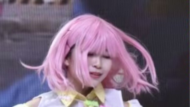 Kamen Rider parachuted into the comic convention to party! ? Click here to see Poppy do somersaults