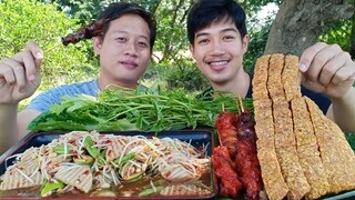 ส้มตำถาดรสเด็ด เผ็ดแซ่บนัวร์นํ้าปลาร้า พร้อมหมูกรอบไก่ย่างและตับย่าง.