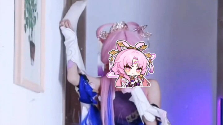 She can even do the splits—how could she not become a general? Star Rail Fu Xuan cosplay