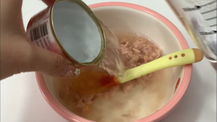 Lừa mèo uống nước