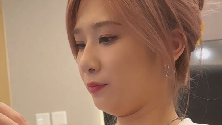 Girls with a double chin are so cute!
