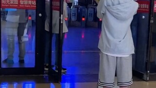 Man picks someone up at the high-speed rail station—others bring flowers, I bring fried chicken legs