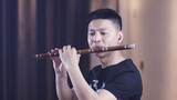Lagu "Astronomia" di-cover oleh laki-laki dengan seruling bambu