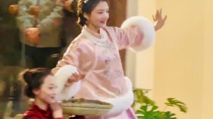 จากการยืดนิ้วและการควบคุมความแข็งแรง คุณจะบอกได้ว่าเขาเคยเป็นนักเต้นมืออาชีพ แต่ตอนนี้เขาเริ่มไม่ชำน