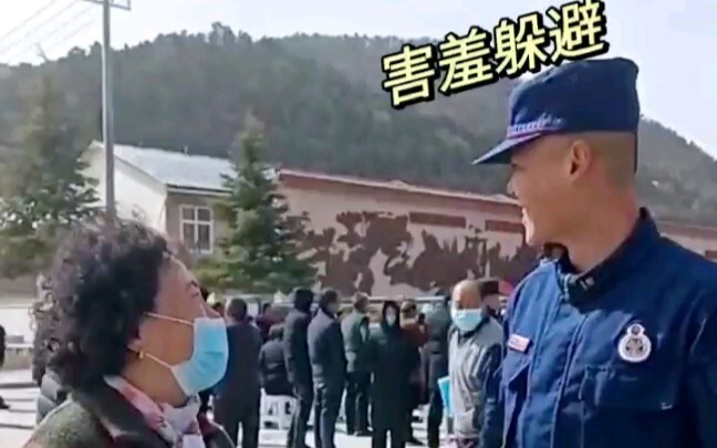 العمة أعجبتها صديقها الأزرق وسألت مباشرة: ما رأيك أن أزوّجك ابنتي؟ ههههه، كم هي ظريفة!