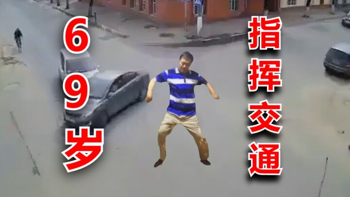 69 tuổi, là người điều phối giao thông