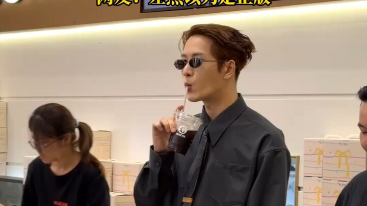 Saat berjalan-jalan, warganet tak sengaja bertemu dengan “Jackson Wang”; gaya rambut dan penampilann