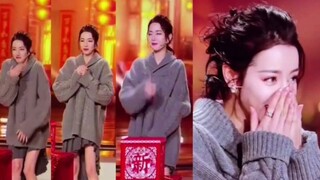 快手小年夜花絮，迪丽热巴懵圈摇花手还给自己比了赞