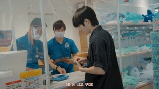ฮยอนยอง เพื่อนร่วมทีมของฉันกำลังซ่อนตัวอยู่ในร้านกาแฟ