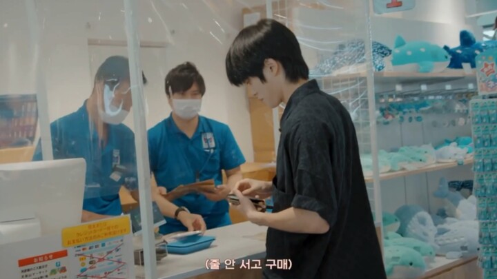 Hyunyong, đồng đội của tôi đang trốn trong quán cà phê.