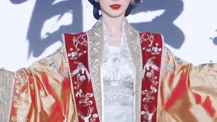 "พวกเธอไม่ได้ดูเหมือนกำลังเดินแบบอยู่บนรันเวย์ แต่เหมือนกำลังไปงานเลี้ยง..." | High-energy National 
