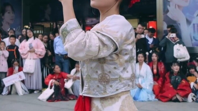 Biểu diễn du lịch lễ hội Hanfu múa "Tay trái chỉ trăng"