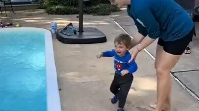 Mẹ ơi, hôm nay con nhất định phải học bơi à?