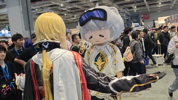 At the Star Rail Carnival, an Otto cosplayer really goes all out for Teacher Polar Bear.