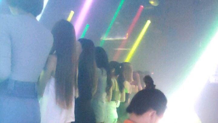 ยืนอยู่กี่คนกันนะ อนาคตอีกหลายแสน?