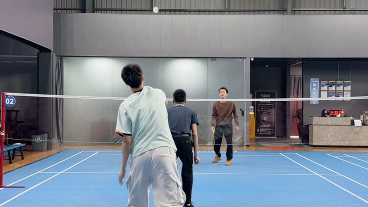 Đồng đội hôm nay bảo tôi giao phần sân sau cho anh ấy