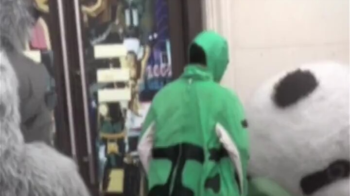 Bên dưới lớp mặt nạ là một chiếc mặt nạ còn đẹp hơn.