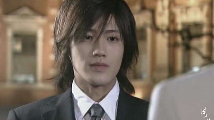 “Làm gì có đứa ngốc hẹn hò với người hơn mình đến mười tuổi chứ?” “Ngay trước mắt chị đây mà.” Anh c