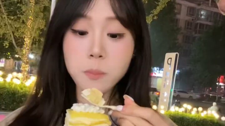 One trick to deal with your girlfriend hogging food, haha