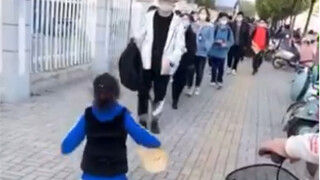 妹妹兴冲冲跑去接哥哥放学结果被嫌弃   反应让人好笑又心疼