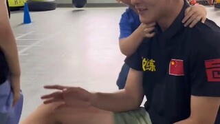 Cậu bé: Dù giá cao nhưng hương vị lại ngon, cậu bé đúng là biết chọn người mà~