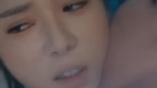 Demi balas dendam, dia menggoda gadis polos itu, tapi malah jatuh cinta padanya