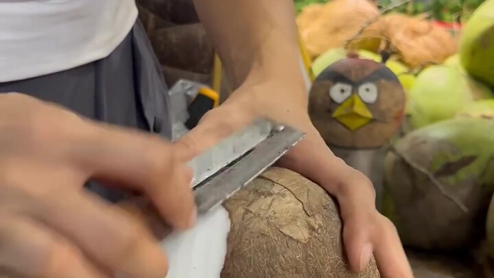 ปาดเปลือกมะพร้าวอย่างลื่นไหล