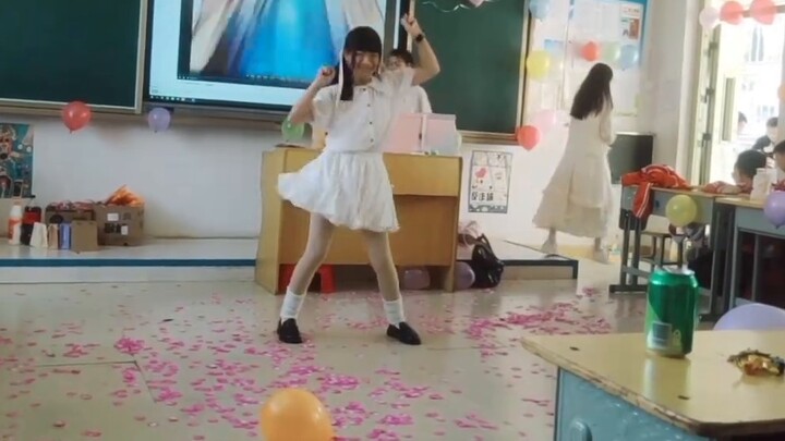 Pesta kelulusan kelas enam menari "Telepati"