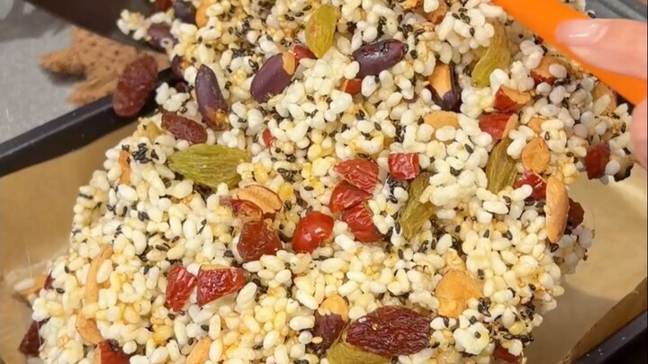 نُقلي الأرز في الزيت، وعندما يُقدَّم يتحول إلى حلوى الطفولة المفضلة!