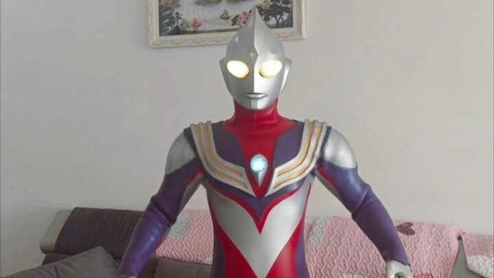 Bao da Ultraman Tiga do tôi tự làm có thể sử dụng các chiêu thức đặc biệt và chuyển đổi hình thức!