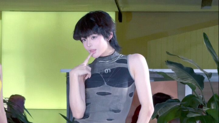 A super catchy song! 04 male college students perform Le Sserafim's "Spaghetti," with Heo Yun-jin in