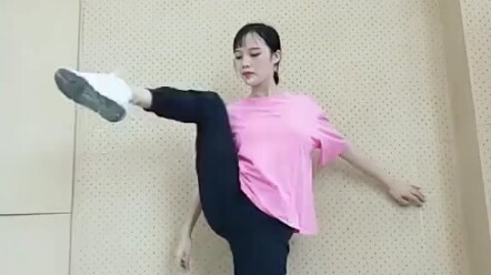 施梦露姐姐的早期一字马