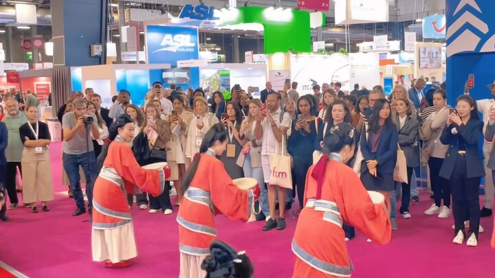 Xiang Hege ที่บูธของจีนที่งาน Paris Tourism Fair กลายเป็นจุดสนใจของผู้ชม!