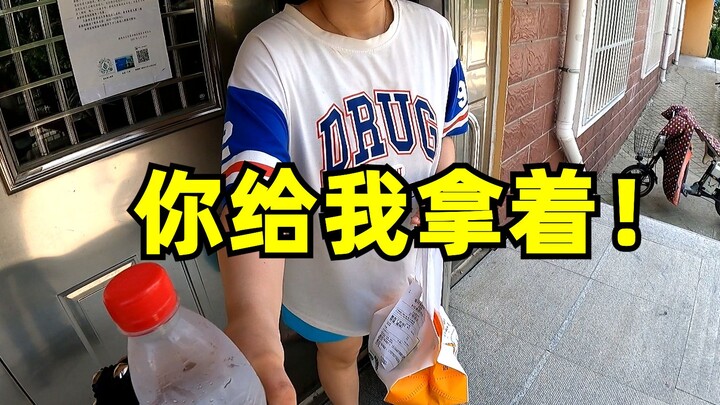 สาวน้อย: เธอถือไว้! หนุ่มส่งอาหาร: ความรู้สึกนี้ค่อนข้างดีเลยนะ!