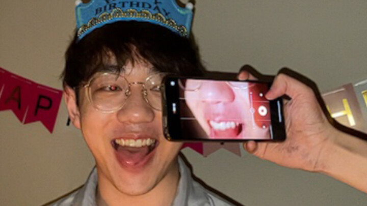 A strange person appeared at my birthday party, so weird... take another look!
