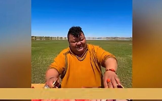 เน็ตไอดอลผู้ใช้ชีวิตเดิมพันกับเงินอย่างเอินเค่อ ไม่ฟังคำทัดทาน กลับมาเสพไขมันแกะอีกครั้ง โศกนาฏกรรมป