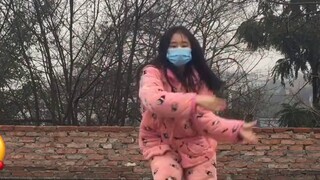 A girl in pink pajamas was spotted at the entrance of the village dancing to Blackpink's cover! She 