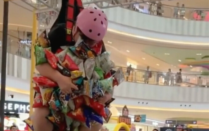 رجل يلهو بمسابقة الإمساك بالوجبات الخفيفة في المول ويحصد نتائج تدهش الجميع؛ المتابعون يقولون: "يا تر