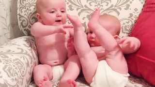 Twin Babies ช่วงเวลาที่ตลกและน่ารักที่สุด
