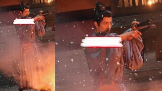 Xiao Zhan cầm cung tên bắn về phía kẻ thù trong biển lửa, trả thù cho gia tộc bị diệt vong