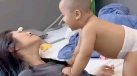 Bocah ini sampai menghancurkan mangkuk nasi miliknya sendiri,