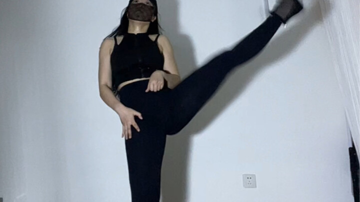 يفتقد فقط منفاخًا وأنبوب إضاءة، هذه الحذاء لم أرتديها منذ فترة طويلة وتصبح ضيقة بعض الشيء.