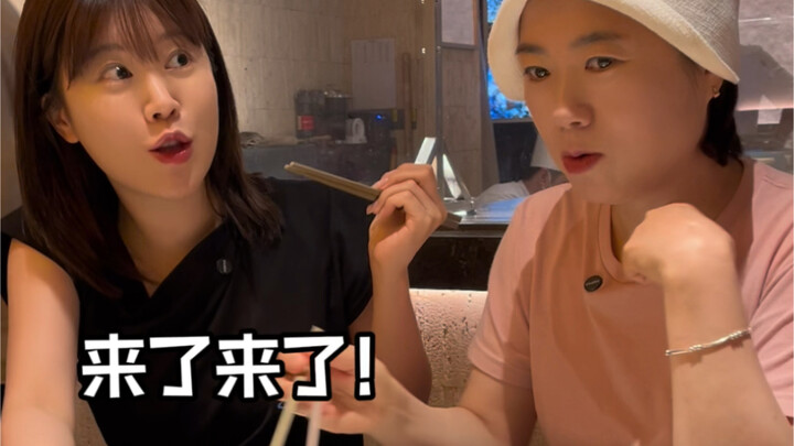 للمرة الأولى يصطحب الكوريون أمهم إلى بكين لتناول لحم الشواية على الحجر!